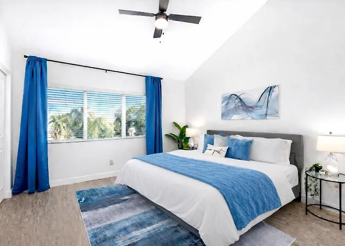 Holiday home Sapphire Leaf- Luxury 3br- Pool, King Beds, Spacious, Quiet, Garage, Close To Airport And Oldtown Phoenix